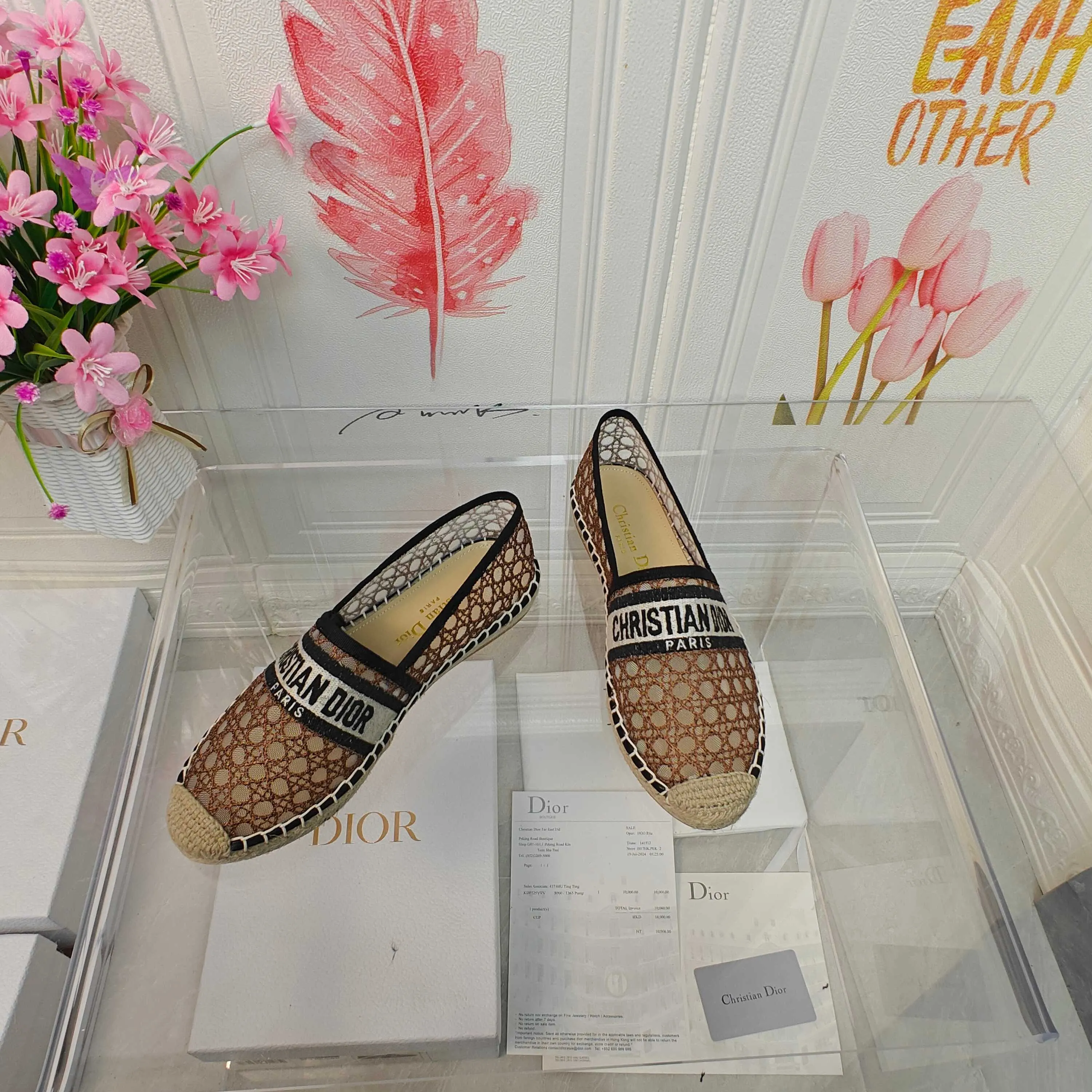 👟👟Ex-factory price 380👟👟 Dior Granville espadrilles with black embroidery top quality Upper: "CHRISTIANDIOR" embroidered mesh Craftsmanship: Hand-sewn hemp rope outsole Lining: Imported soft and breathable sheep lining with padded feet Size: 35-40 (customized at 34.41.42) Outsole: Exclusive molded rubber outsole decorated with lucky star symbol